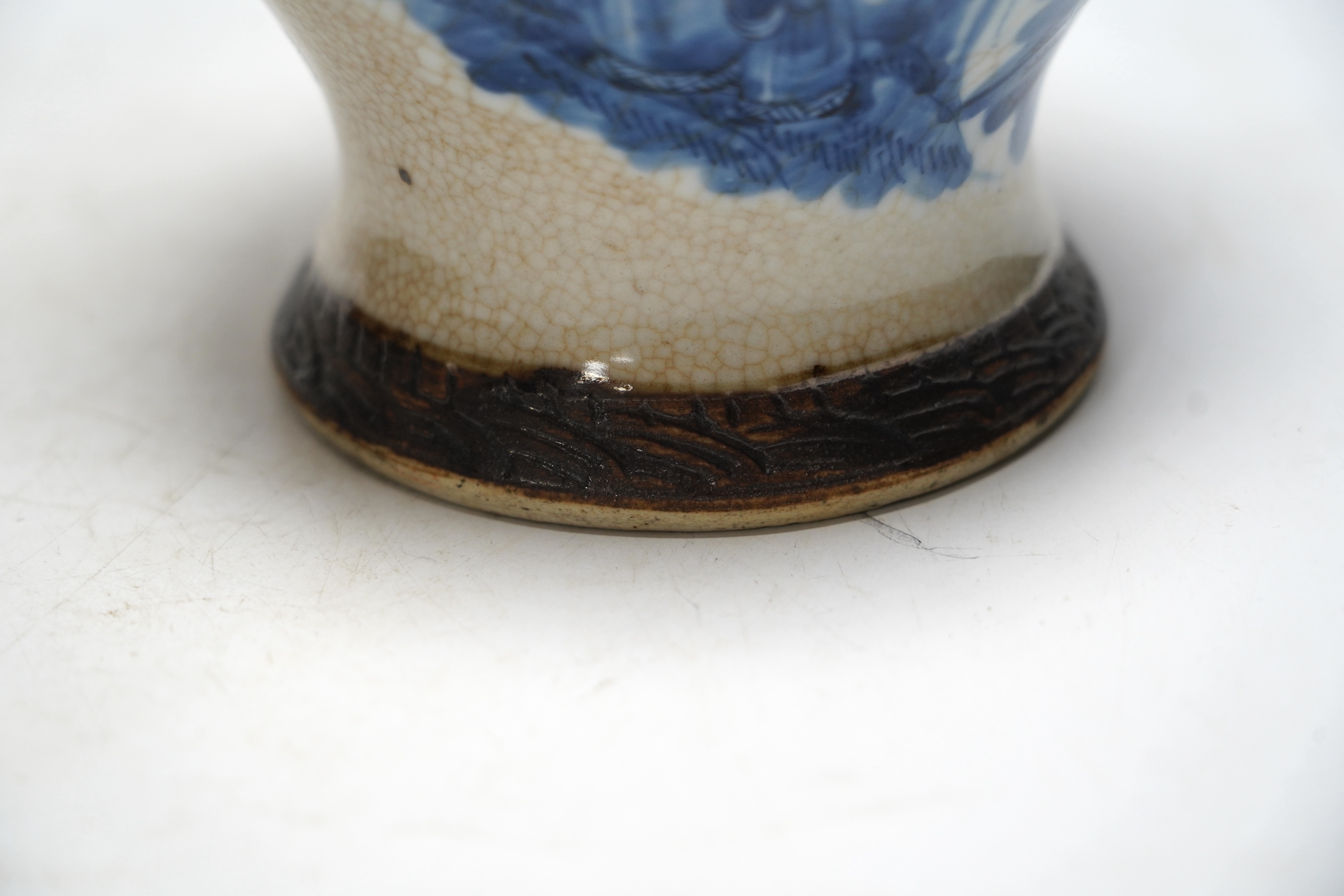 A pair of early 20th century Chinese blue and white crackle ware jars, 19cm